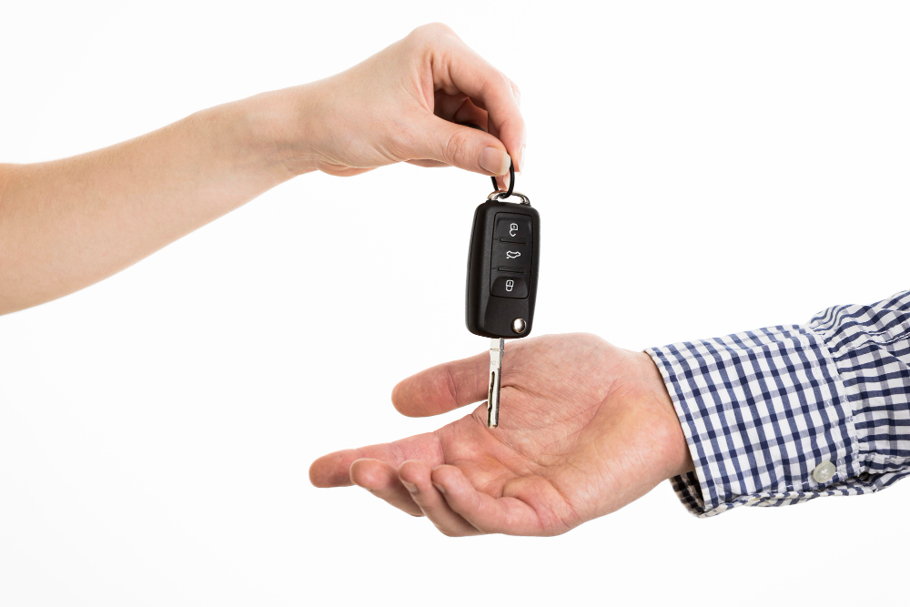 hands-exchanging-car-keys